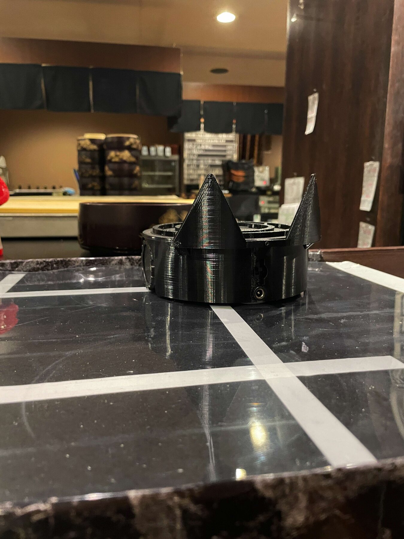 回転寿司店のカウンターで試験中の配膳ロボット